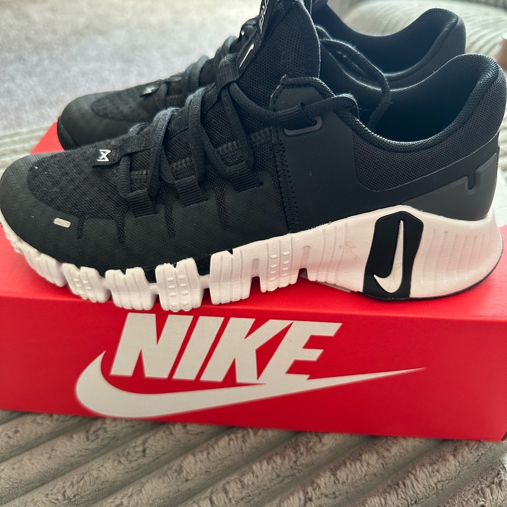 Nike women Black and White Athletic Sneakers